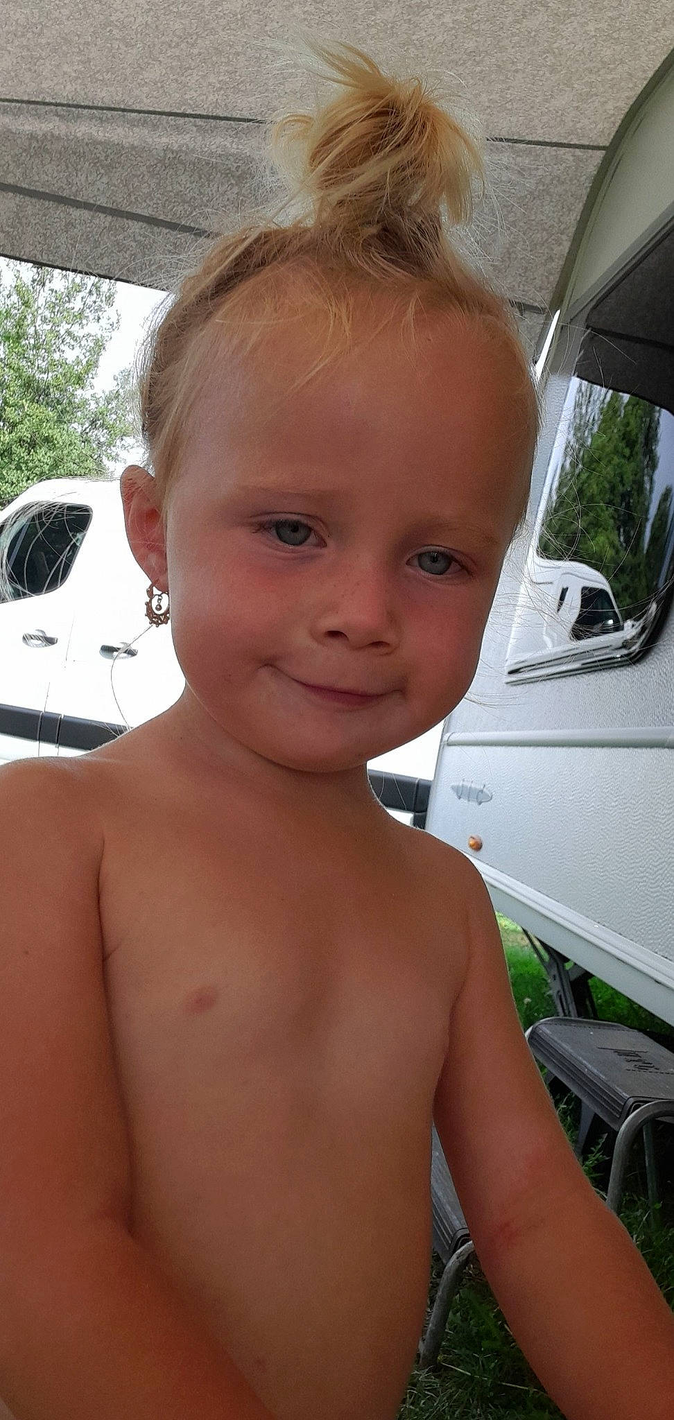 Lorna a rejoint le concours — aidez-le/la à gagner de superbes lots ! automotive_exterior, cheek, chest, chin, eyebrow, eyelash, forehead, happy, joy, lip, mammal, motor_vehicle, mouth, nose, person, skin, smile, summer, toddler, trunk