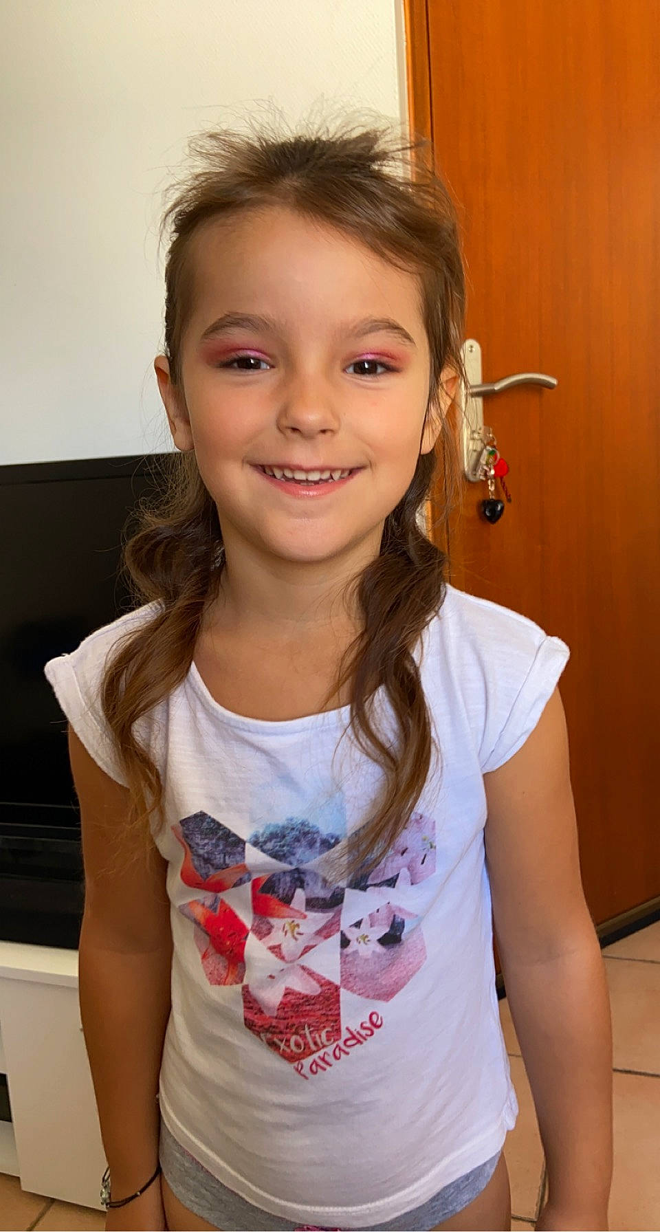 Zoé participe au concours pour gagner de l'argent avec cette photo : active_tank, audio_equipment, beauty, blond, brown_hair, cheek, child, electric_blue, eyelash, fashion_accessory, flash_photography, happy, hearing, jewellery, joy, long_hair, neck, person, shoulder, sleeve