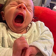 Jack participe au concours pour gagner de l'argent avec cette photo : baby, yawning, infant, close_up, sleepy, cozy, white_clothing, newborn, hand, face, mouth_open, cute, soft_texture, indoor, person, portrait, skin, human, expression, rest