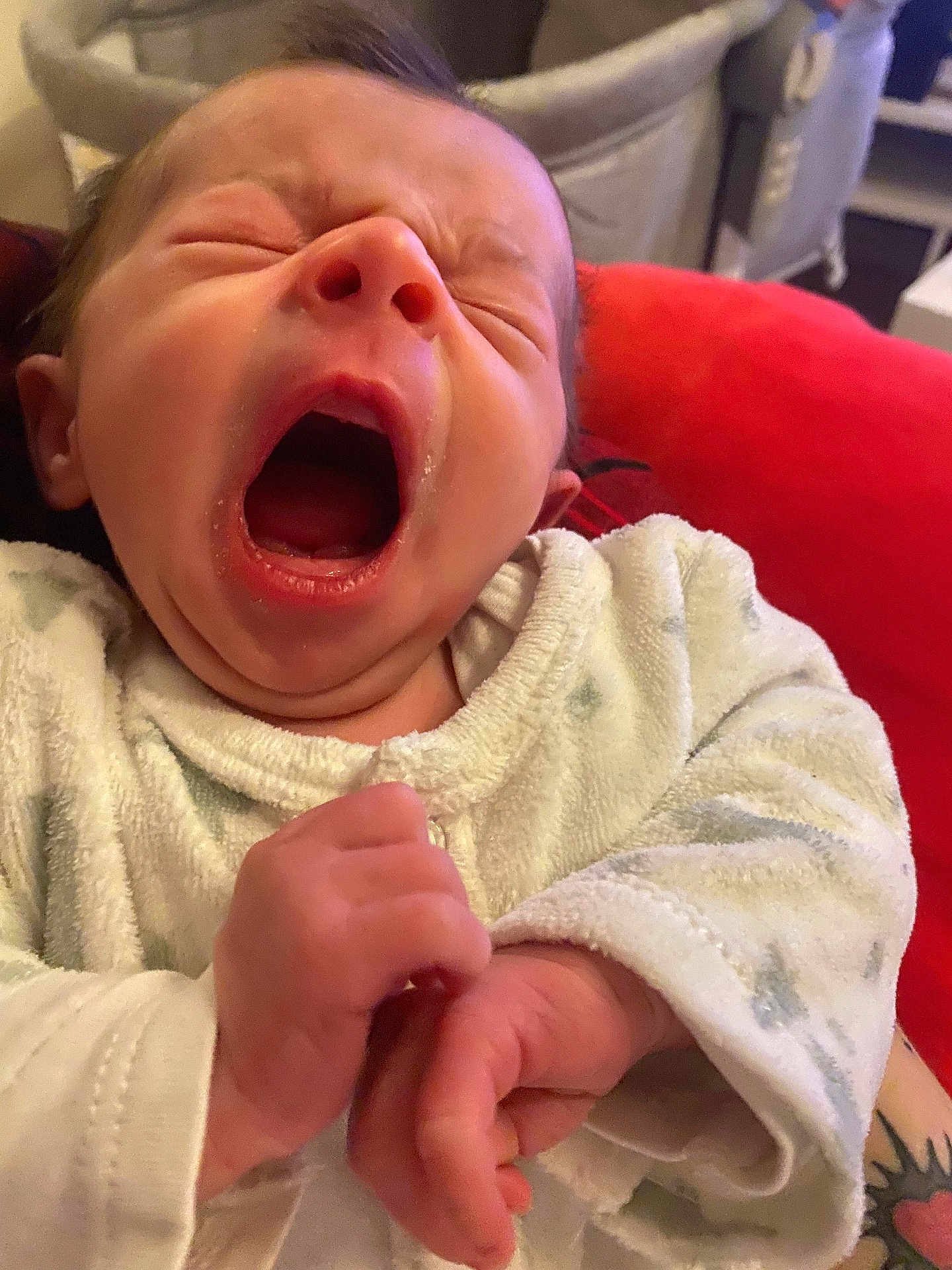 Jack participe au concours pour gagner de l'argent avec cette photo : baby, yawning, infant, close_up, sleepy, cozy, white_clothing, newborn, hand, face, mouth_open, cute, soft_texture, indoor, person, portrait, skin, human, expression, rest