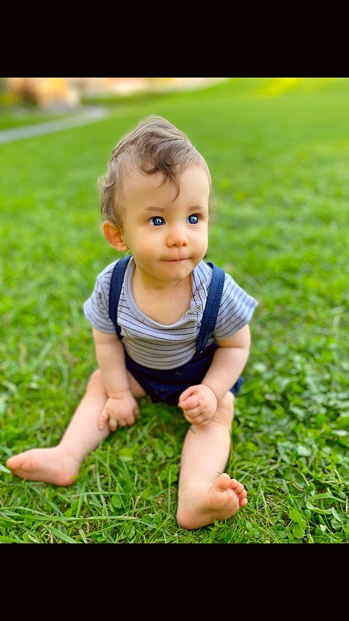 Timotei participe au concours pour gagner de l'argent avec cette photo : baby, baby_toddler_clothing, child, crawling, face, flash_photography, flooring, grass, grass_family, grassland, happy, meadow, people_in_nature, person, photograph, plant, skin, smile, summer, sunlight