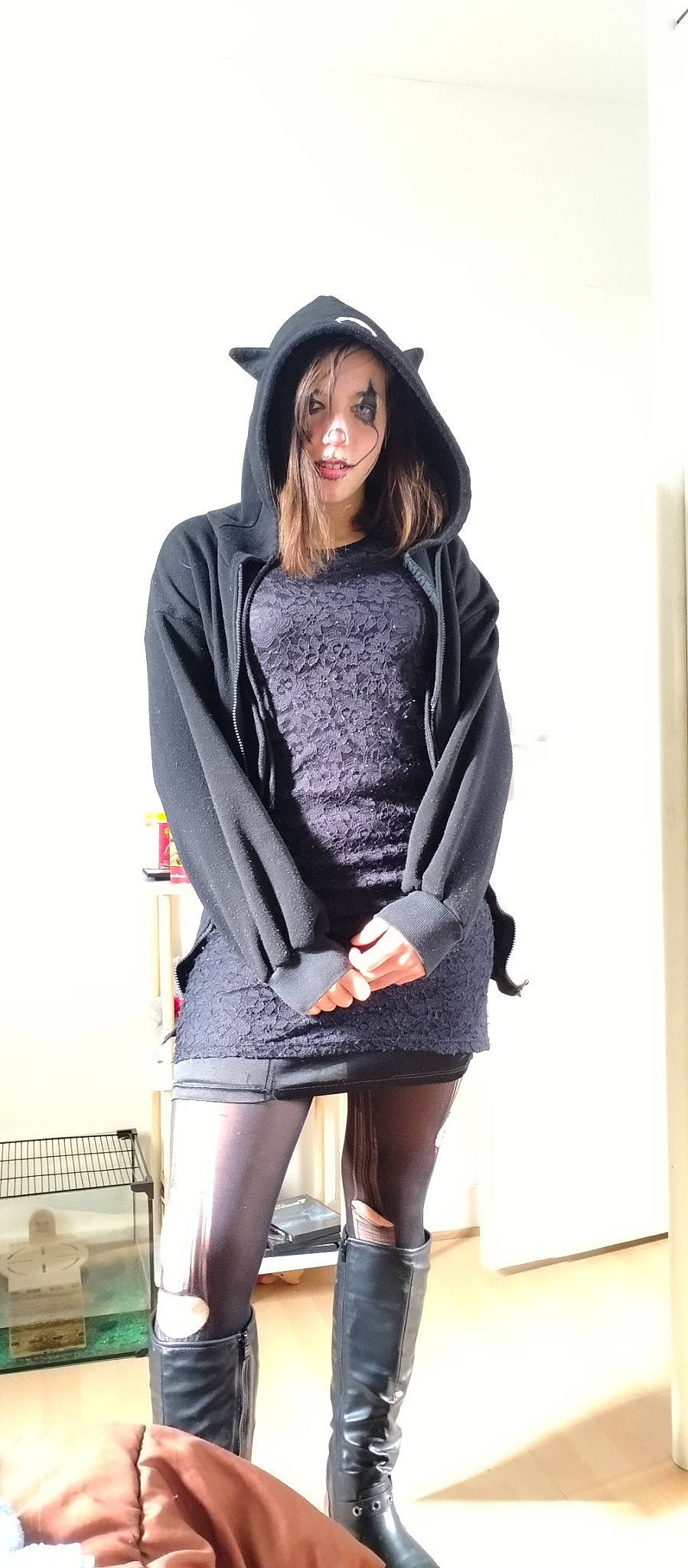 Adiana a rejoint le concours — aidez-le/la à gagner de superbes lots ! black_hair, blazer, cap, elbow, face, fashion_design, fashion_model, hair, hat, head, joint, knee, long_hair, makeover, neck, person, sleeve, street_fashion, t_shirt, thigh