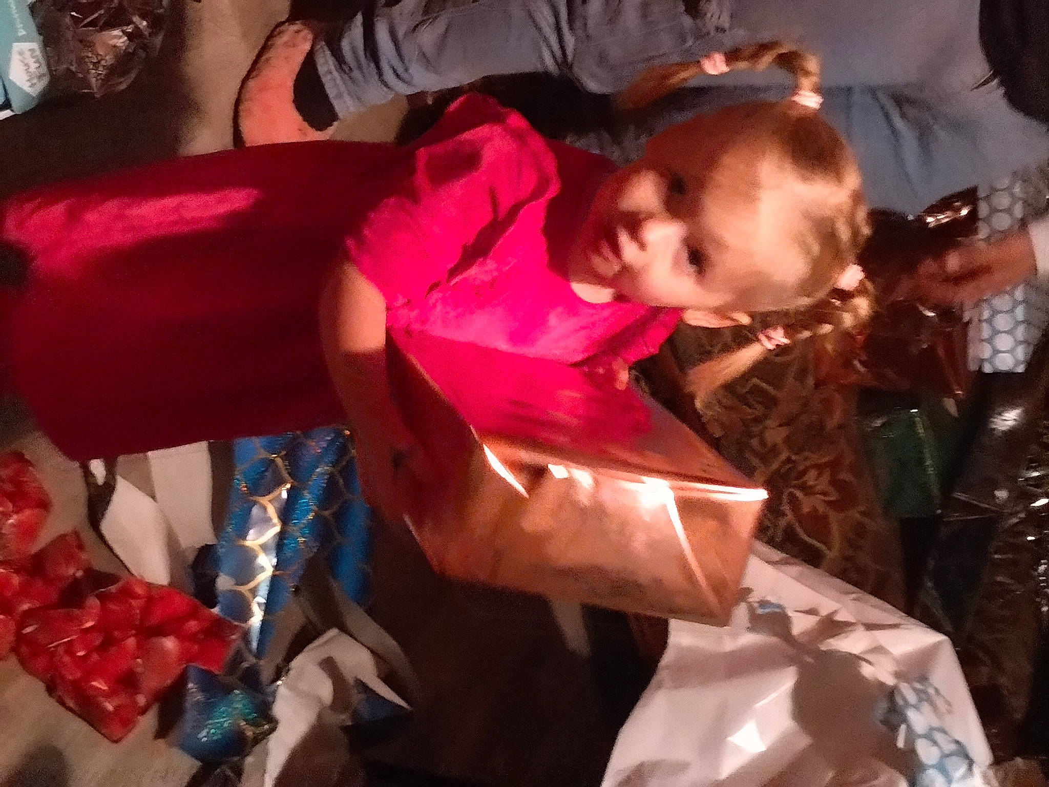 Lilith participe au concours pour gagner de l'argent avec cette photo : ceremony, child, costume, entertainment, event, fashion, flesh, fun, interaction, magenta, party, performance, person, public_event, room, rose, t_shirt, toddler, tradition, tree