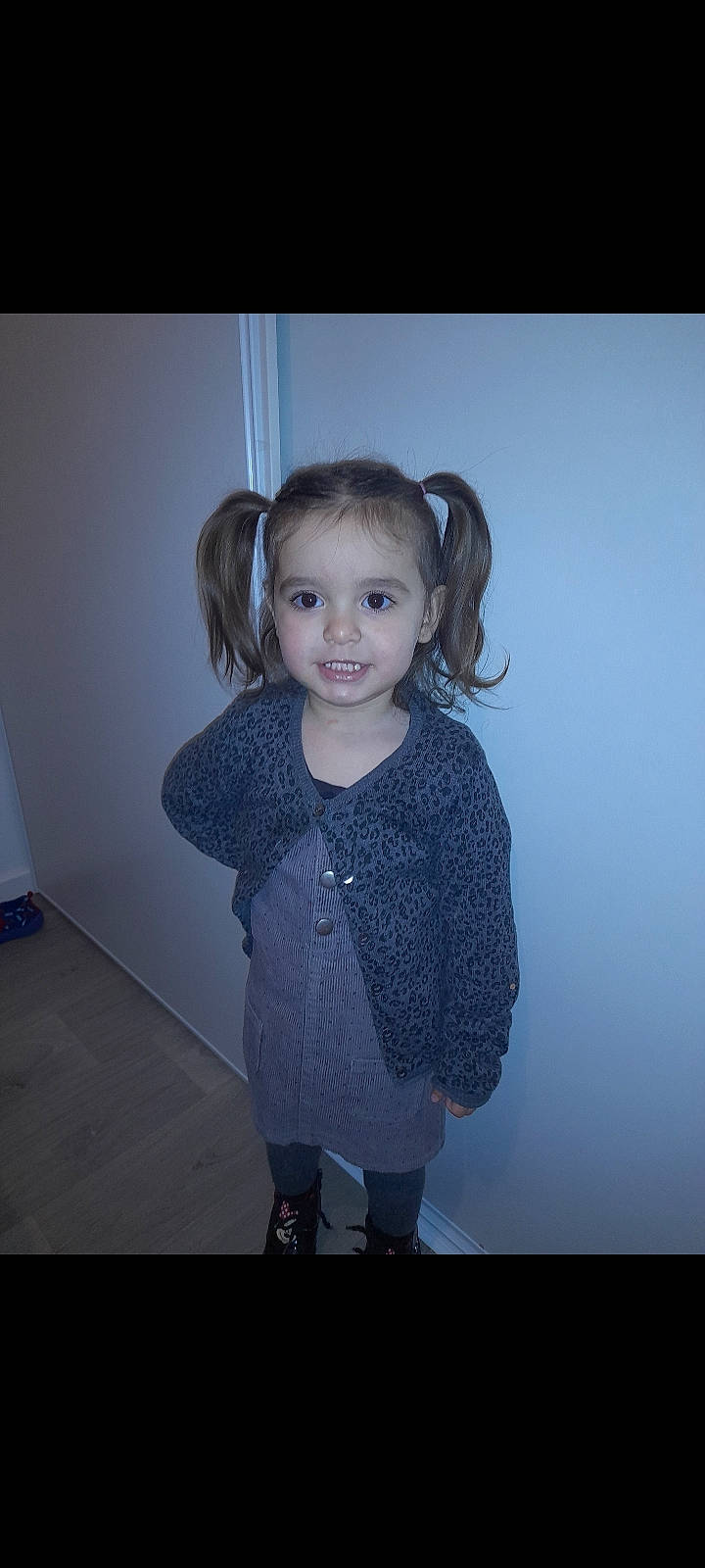 Najla a rejoint le concours — aidez-le/la à gagner de superbes lots ! baby_toddler_clothing, cheek, child, child_model, fashion_design, flash_photography, flooring, fun, gesture, happy, human_body, monochrome_photography, pattern, person, portrait_photography, room, sitting, sleeve, smile, standing