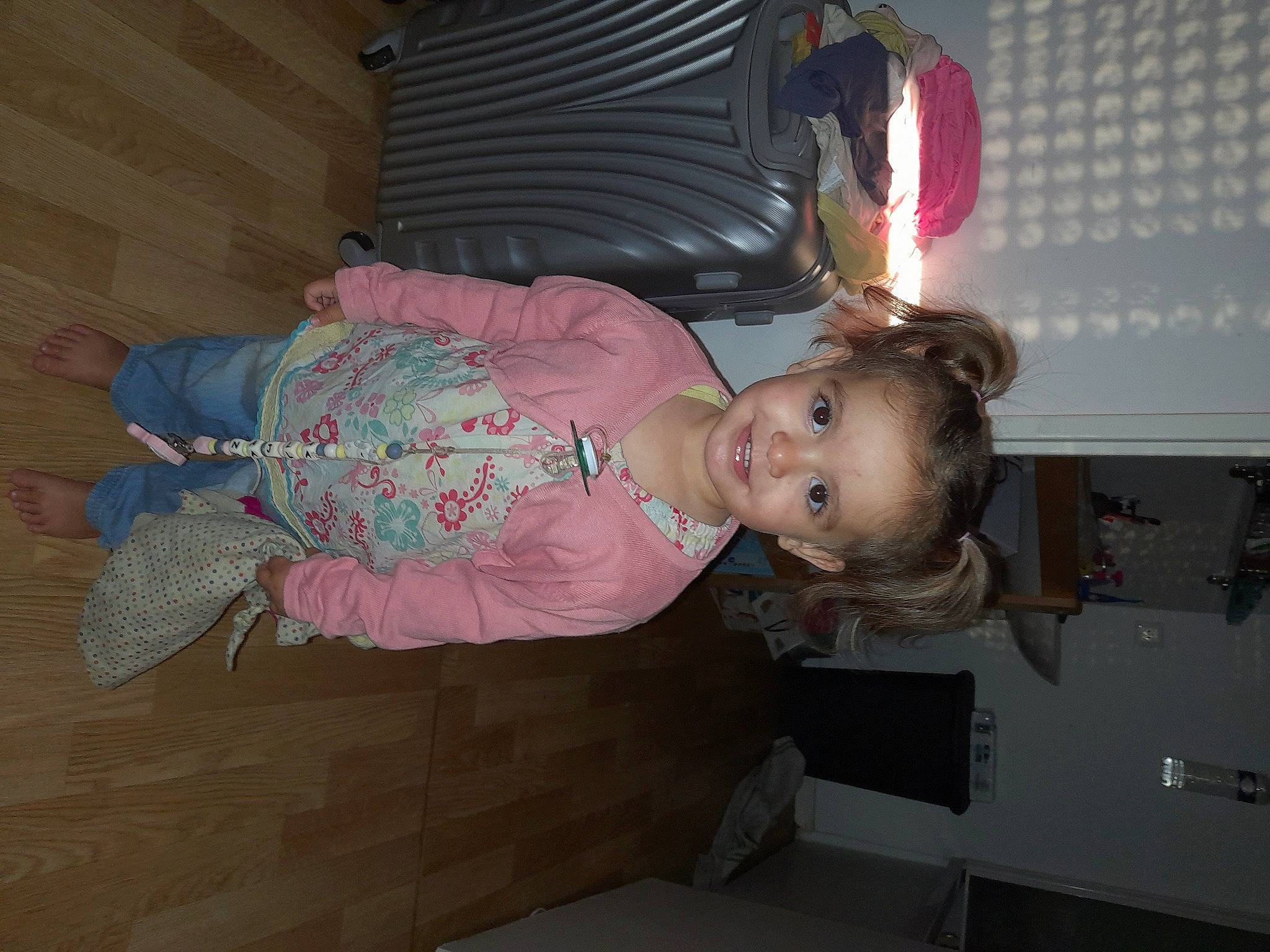 Najla participe au concours pour gagner de l'argent avec cette photo : baby, baby_products, baby_toddler_clothing, child, fun, joy, person, pink, room, sitting, toddler