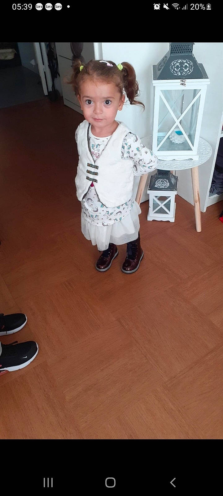 Hidaya participe au concours pour gagner de l'argent avec cette photo : baby, baby_toddler_clothing, boot, child, face, floor, flooring, hardwood, human_leg, knee, laminate_flooring, pattern, person, shoe, sleeve, sneakers, toddler, varnish, wood, wood_flooring