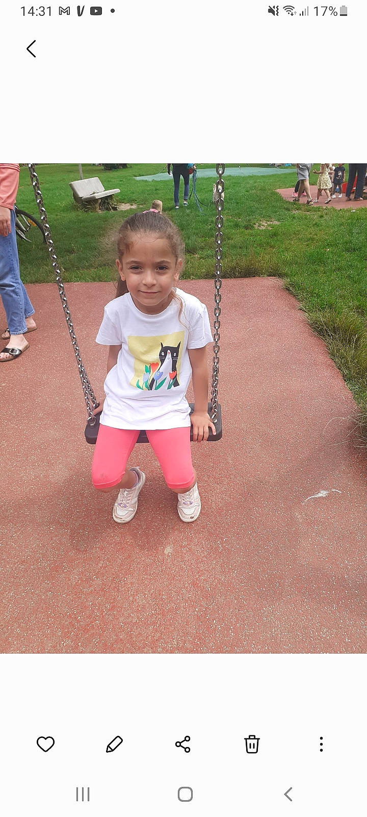 Hidaya participe au concours pour gagner de l'argent avec cette photo : baby, baby_toddler_clothing, child, clothing, fun, grass, happy, joy, leisure, magenta, person, plant, playground, public_space, recreation, shorts, sleeve, smile, sneakers, t_shirt