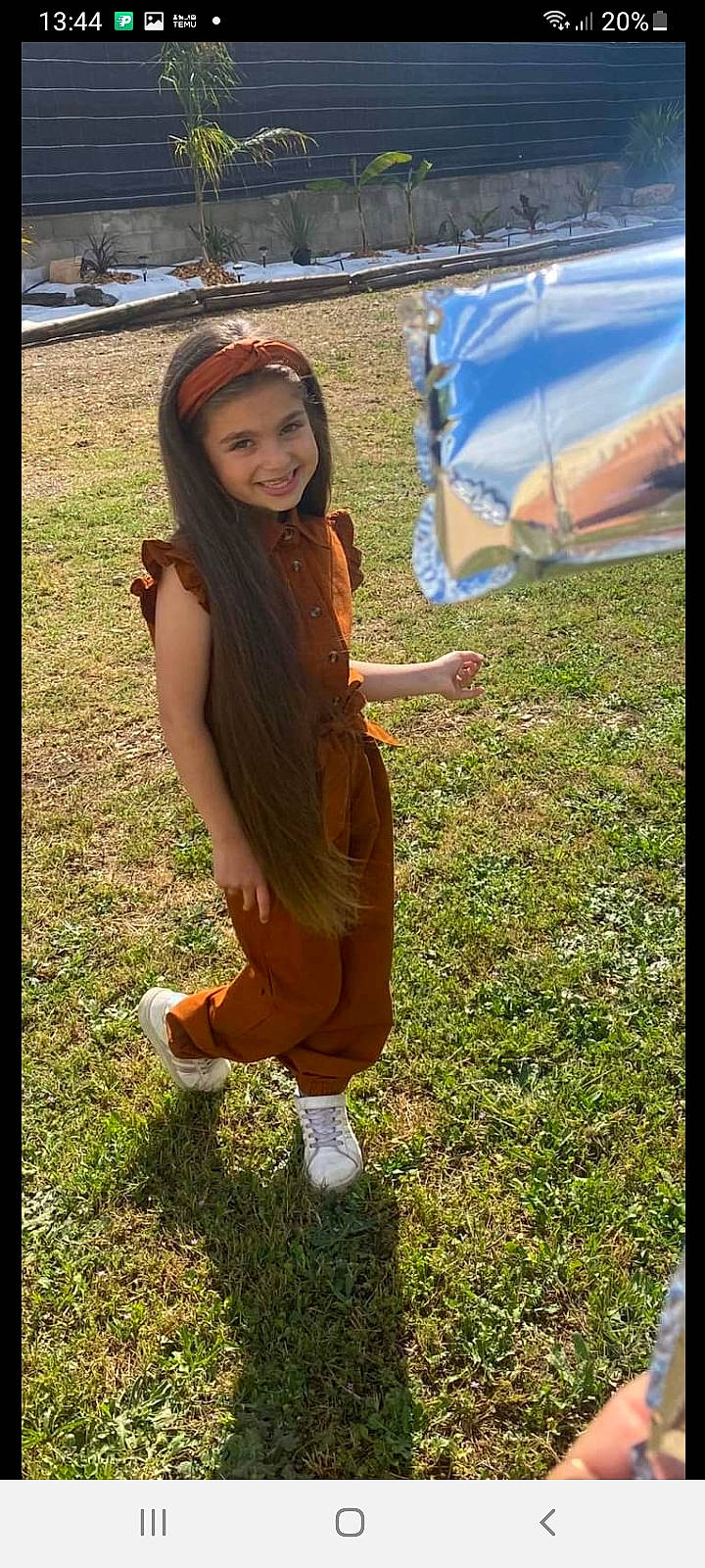 Shirine participe au concours pour gagner de l'argent avec cette photo : dance, eye, fawn, flash_photography, footwear, fun, grass, grassland, happy, headwear, human_leg, joy, knee, leisure, people_in_nature, person, recreation, sandal, shoe, smile