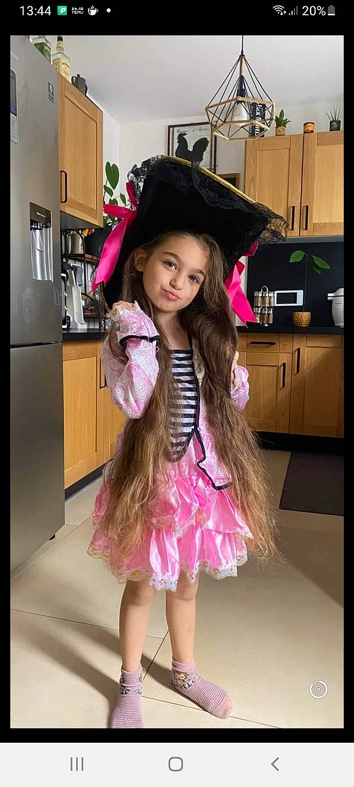 Shirine a rejoint le concours — aidez-le/la à gagner de superbes lots ! cabinetry, day_dress, drawer, dress, event, face, fashion_design, happy, hat, headgear, long_hair, magenta, person, pink, purple, shelf, skin, sleeve, smile, standing