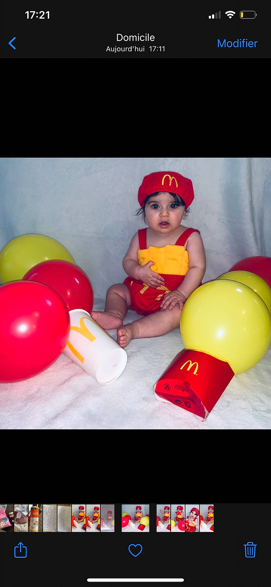 Manel participe au concours pour gagner de l'argent avec cette photo : arm, baby, balloon, beauty, cap, child, design, event, fun, happy, headwear, human_body, leisure, magenta, organ, party_supply, person, product, recreation, surprise