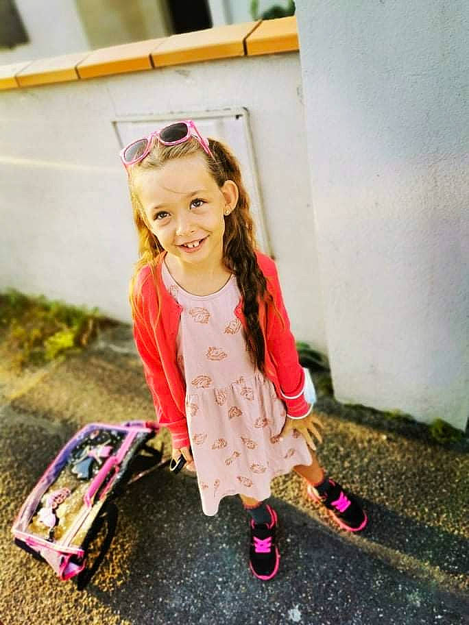 Lilou a rejoint le concours — aidez-le/la à gagner de superbes lots ! blond, child, eyewear, fashion_accessory, fun, grass, happy, joy, leisure, magenta, pattern, person, pink, recreation, sitting, skateboard, smile, street_fashion, sunglasses, toddler