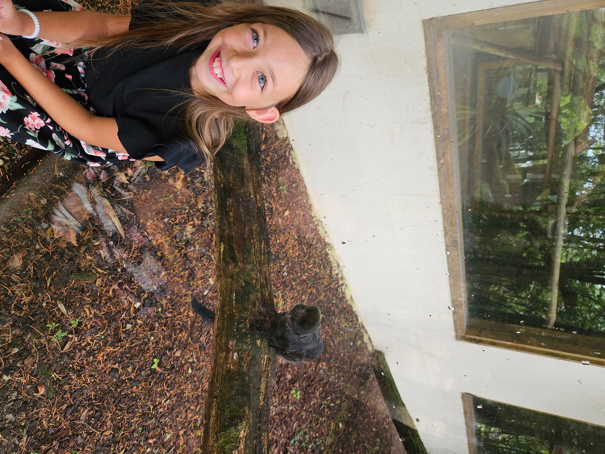 Lilou participe au concours pour gagner de l'argent avec cette photo : brown_hair, denim, flash_photography, fun, grass, hair, happy, human_leg, joy, leisure, long_hair, people_in_nature, person, smile, soil, sunlight, thigh, tints_and_shades, tree, trunk