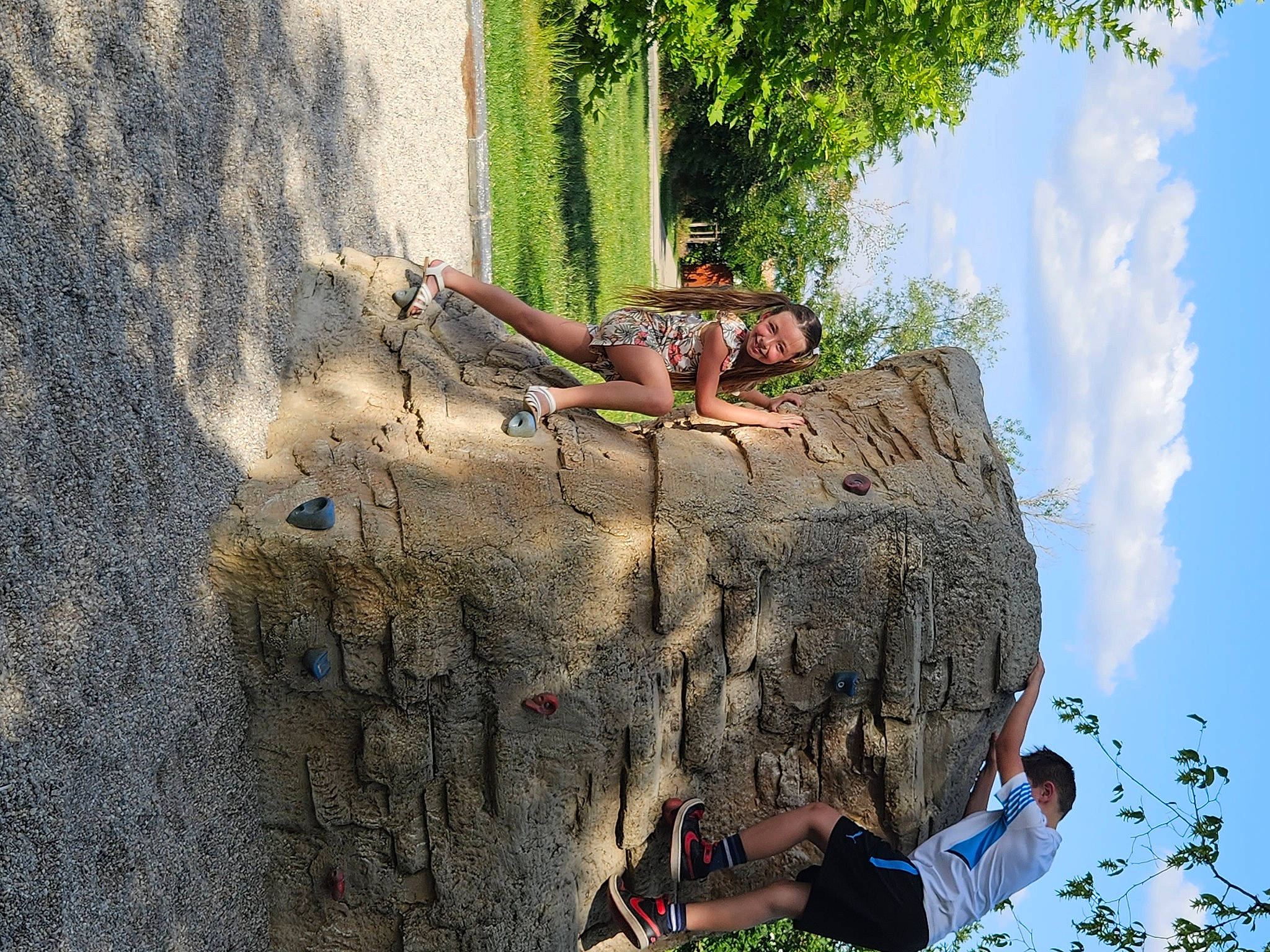 Lilou a rejoint le concours — aidez-le/la à gagner de superbes lots ! adventure, arm, cloud, elbow, fun, grass, happy, joy, leisure, nature, outdoor_furniture, people_in_nature, person, plant, recreation, rock, sky, soil, travel, tree