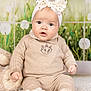 Alma participe au concours pour gagner de l'argent avec cette photo : baby, beige_clothing, bow, cat_design, child, cozy, cute, dandelions, eyes, face, greenery, head, headband, indoor, infant, knitwear, plush_toy, portrait, sitting, soft_rug