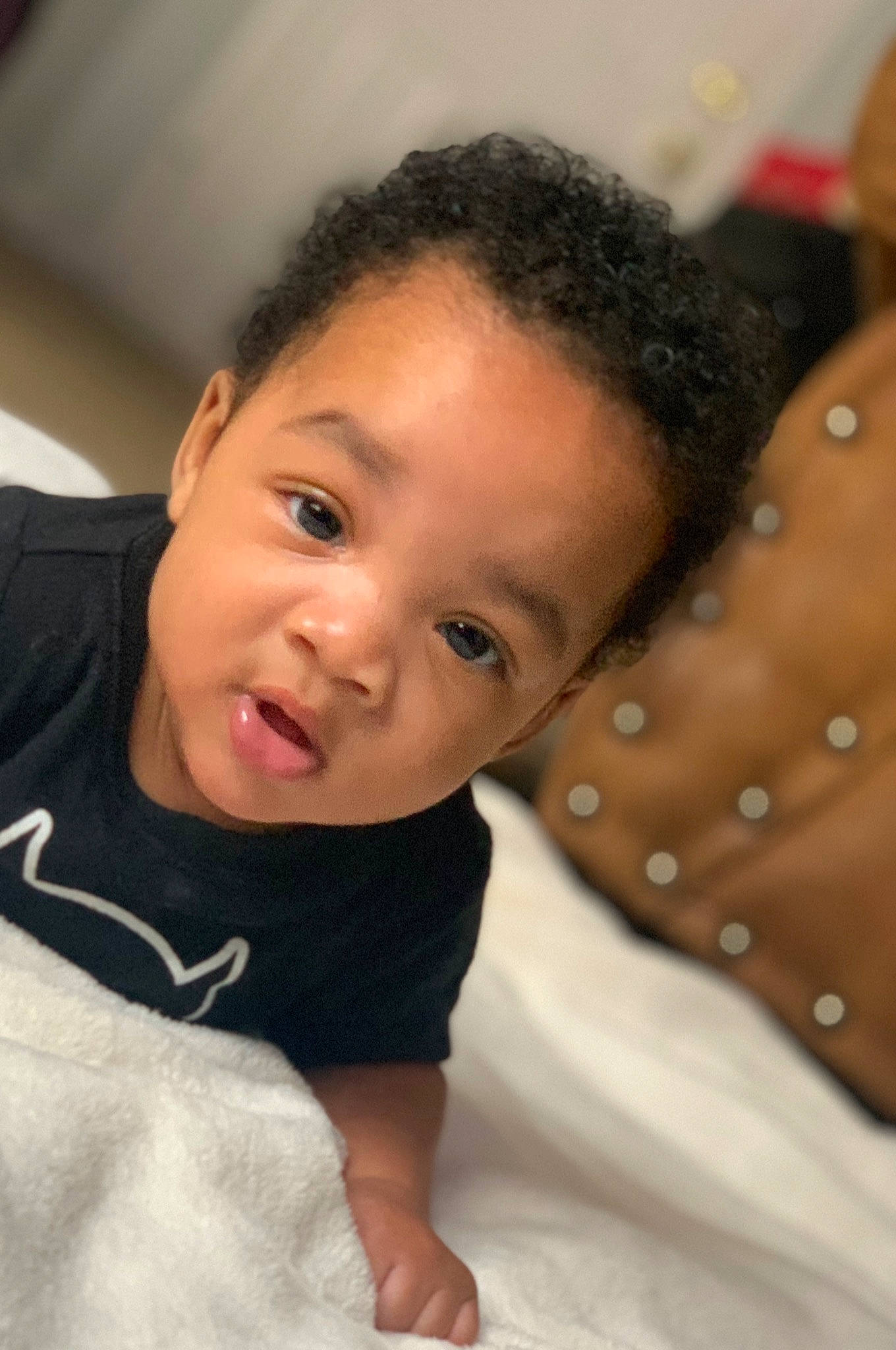 Rior is registered to the contest to win money with this photo: black_hair, cheek, chin, eye, eyebrow, flash_photography, forehead, fun, gesture, hair, hairstyle, happy, lip, mouth, neck, nose, person, skin, sleeve, smile