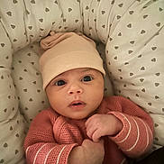 Rym a rejoint le concours — aidez-le/la à gagner de superbes lots ! baby, child, closeup, cozy, cushion, cute, expression, face, hand, hat, heart_pattern, indoor, infant, knitwear, newborn, pink_sweater, portrait, resting, soft, warm