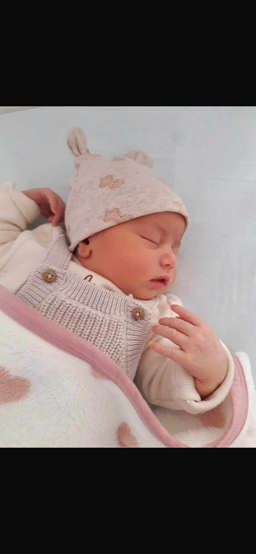 Rym a rejoint le concours — aidez-le/la à gagner de superbes lots ! baby, infant, newborn, sleeping, blanket, hat, knit_overall, hand, bed, sheet, cozy, portrait, closeup, soft_texture, finger, skin, peaceful, nursery, pink, beige