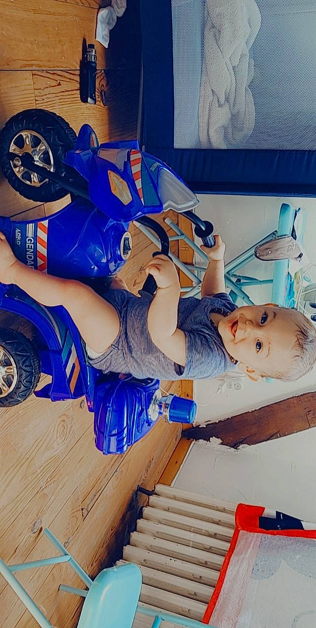 Maël a rejoint le concours — aidez-le/la à gagner de superbes lots ! alloy_wheel, automotive_tire, blue, bumper, car, electric_blue, fun, human_leg, joy, knee, motor_vehicle, person, rim, smile, sportswear, t_shirt, thigh, tire, tire_care, toddler