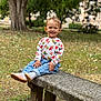 Alva a rejoint le concours — aidez-le/la à gagner de superbes lots ! toddler, child, smiling, sitting, stone_bench, park, outdoor, grass, tree, greenery, jeans, sneakers, heart_pattern, sweater, happy, person, portrait, casual_clothing, nature, daylight