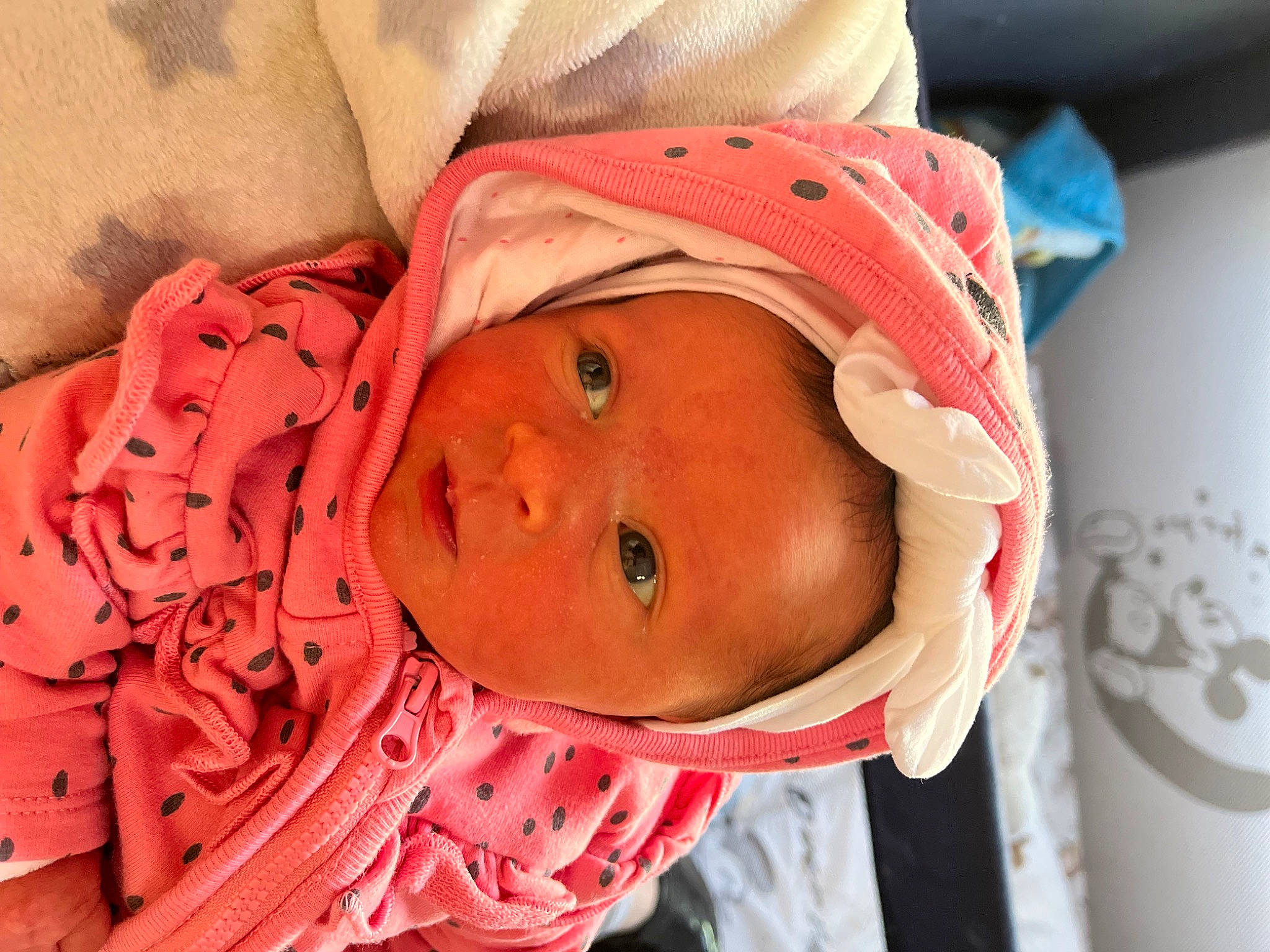 Chelsea a rejoint le concours — aidez-le/la à gagner de superbes lots ! baby, baby_products, baby_toddler_clothing, cheek, comfort, eye, eyebrow, eyelash, face, happy, hat, head, linens, lip, mouth, nose, peach, person, pink, sleeve