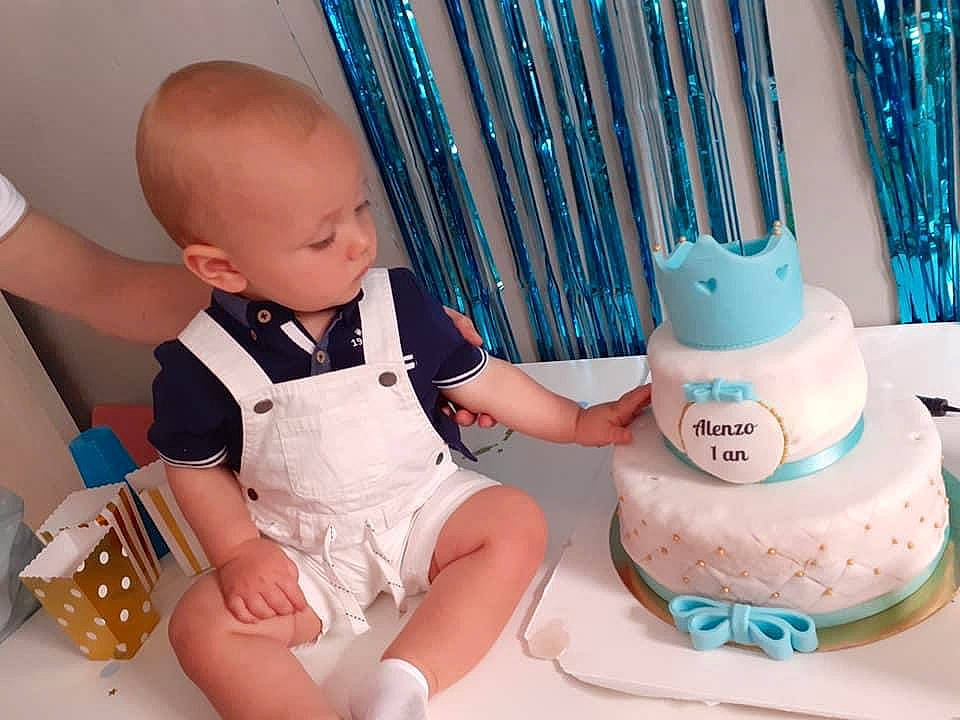 Alenzo a rejoint le concours — aidez-le/la à gagner de superbes lots ! baby, baby_products, baked_goods, birthday, birthday_cake, cake, cake_decorating, child, dessert, fondant, food, party, person, product, sugar_paste, toddler