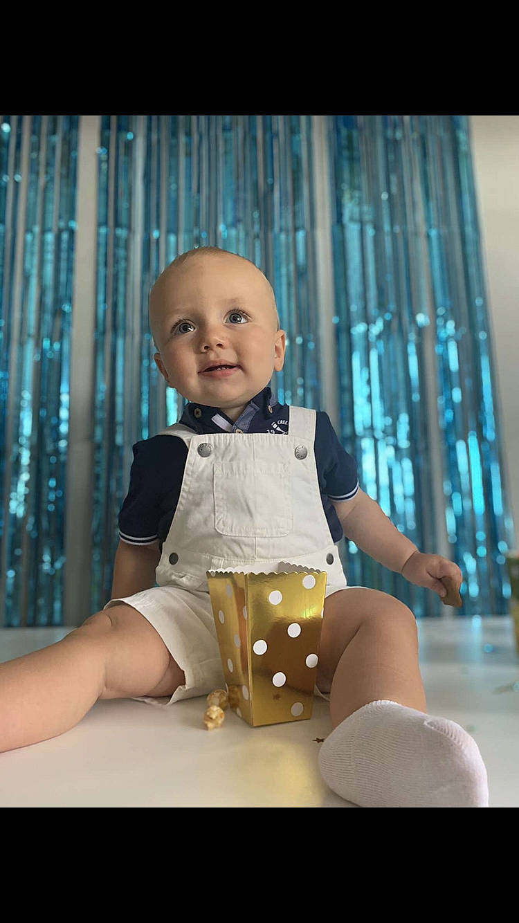 Alenzo a rejoint le concours — aidez-le/la à gagner de superbes lots ! abdomen, baby, cheek, child, fun, head, person, photography, play, sitting, toddler, vacation