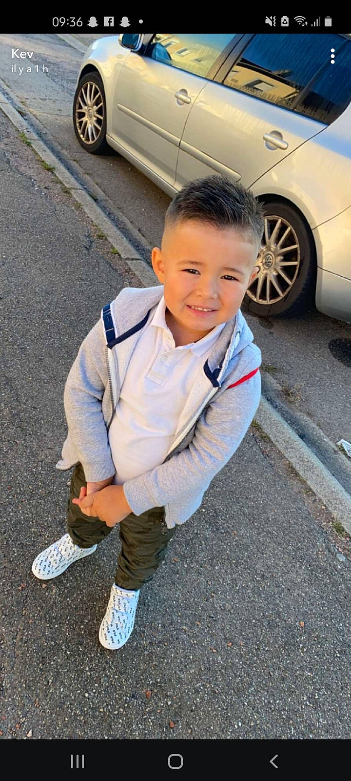 Lorenzo a rejoint le concours — aidez-le/la à gagner de superbes lots ! asphalt, auto_part, automotive_design, automotive_exterior, automotive_tire, car, electric_blue, joy, motor_vehicle, parking, person, personal_luxury_car, rim, road_surface, smile, street_fashion, tire, toddler, vehicle, vehicle_door