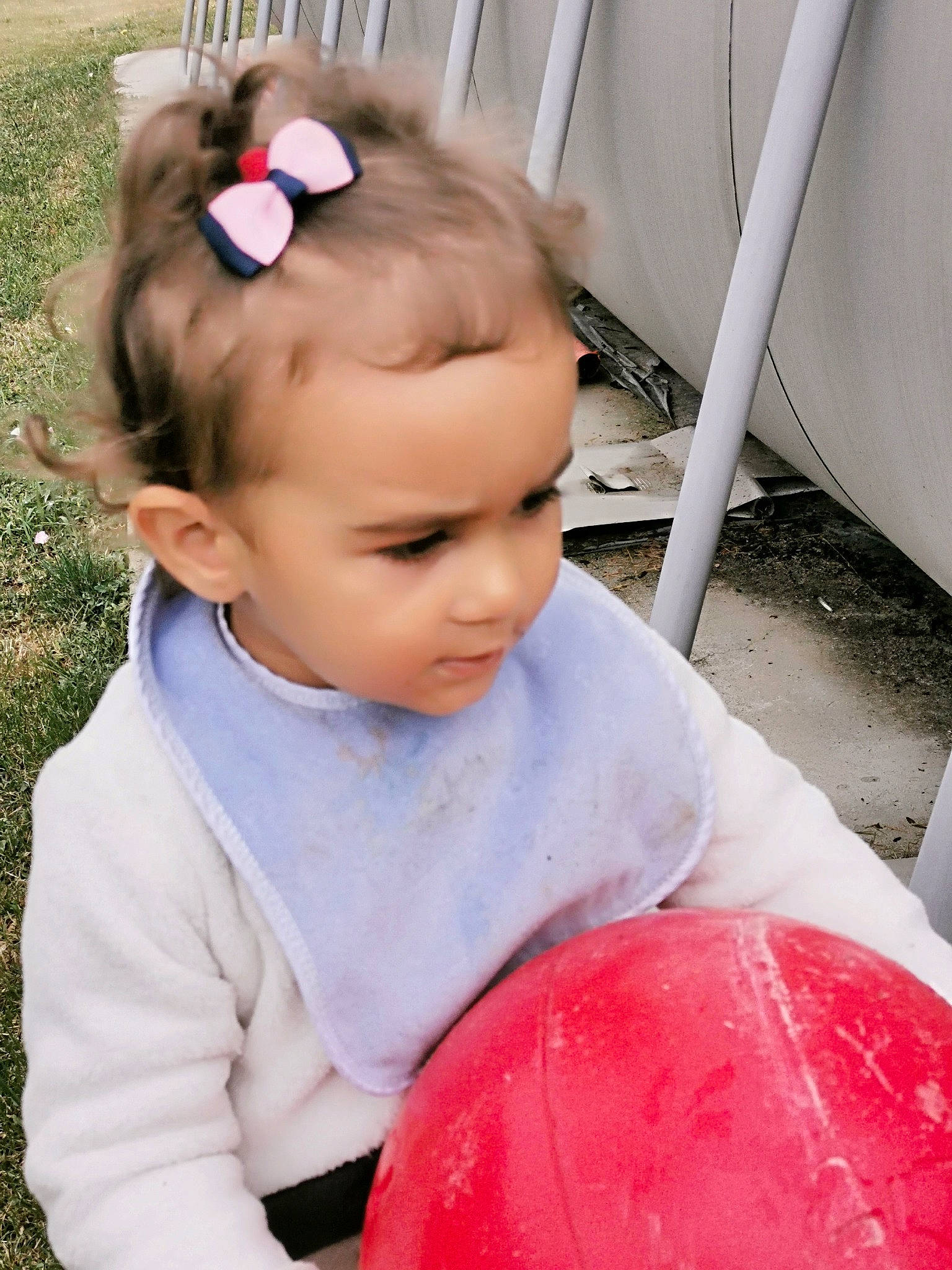 Angela a rejoint le concours — aidez-le/la à gagner de superbes lots ! baby, ball, child, person, play, toddler