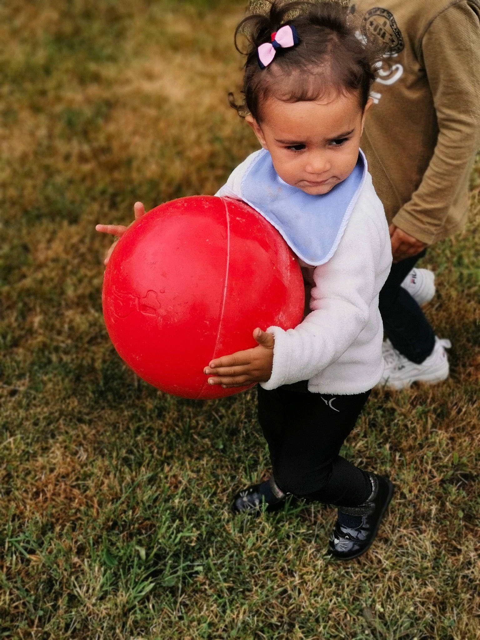 Angela a rejoint le concours — aidez-le/la à gagner de superbes lots ! ball, child, football, joy, person, play, soccer_ball, sports_equipment, throwing_a_ball, toddler