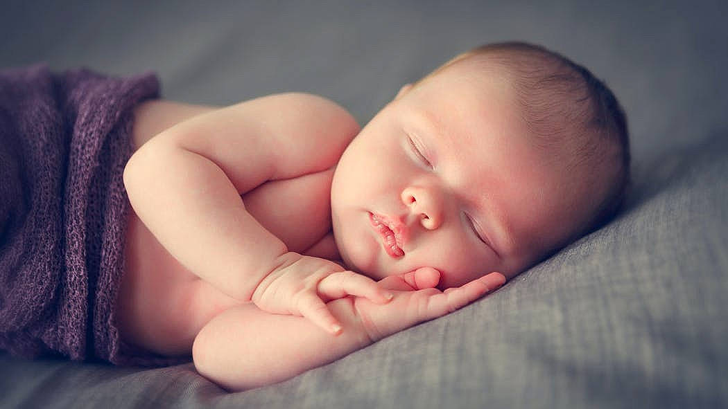 Jean participe au concours pour gagner de l'argent avec cette photo : baby, baby_toddler_clothing, cheek, comfort, ear, eye, eyebrow, face, finger, flash_photography, gesture, hand, head, human_body, iris, lip, mouth, nose, person, skin