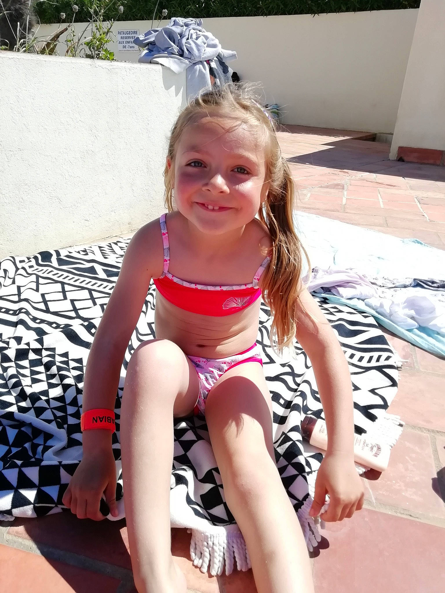 Kara participe au concours pour gagner de l'argent avec cette photo : blond, joy, leg, person, sitting, summer, vacation