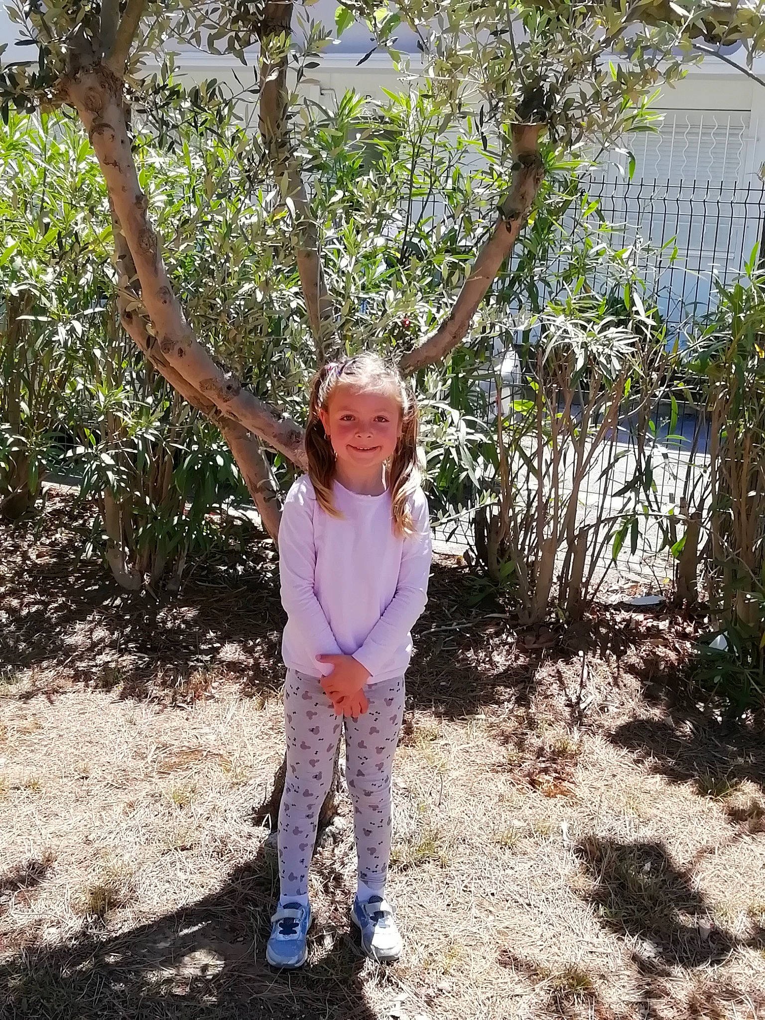 Kara a rejoint le concours — aidez-le/la à gagner de superbes lots ! botany, branch, child, fun, garden, grass, happy, headwear, joy, leaf, leisure, person, photography, plant, play, smile, spring, toddler, tree, vacation