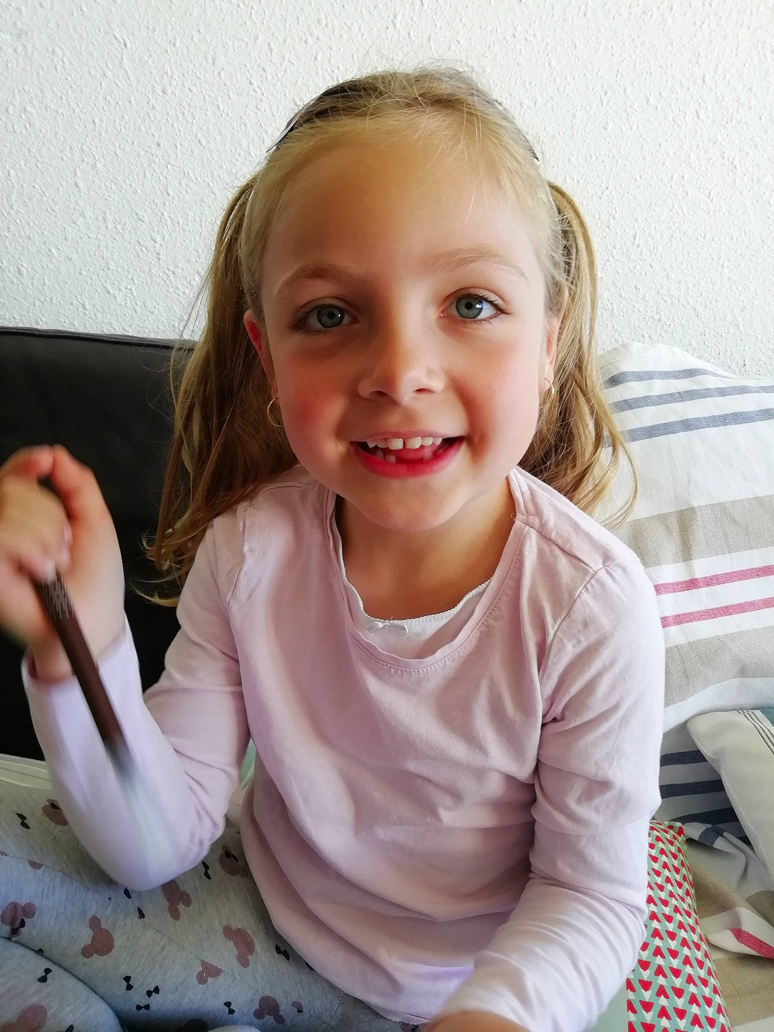 Kara participe au concours pour gagner de l'argent avec cette photo : arm, blond, cheek, child, child_model, face, facial_expression, finger, fun, gesture, hand, happy, joy, lip, nose, person, sitting, skin, smile, thumb