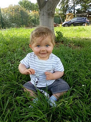 Kris a rejoint le concours — aidez-le/la à gagner de superbes lots ! child, finger, grass, grass_family, joy, lawn, meadow, person, plant, play, sitting, smile, toddler, tree, yard