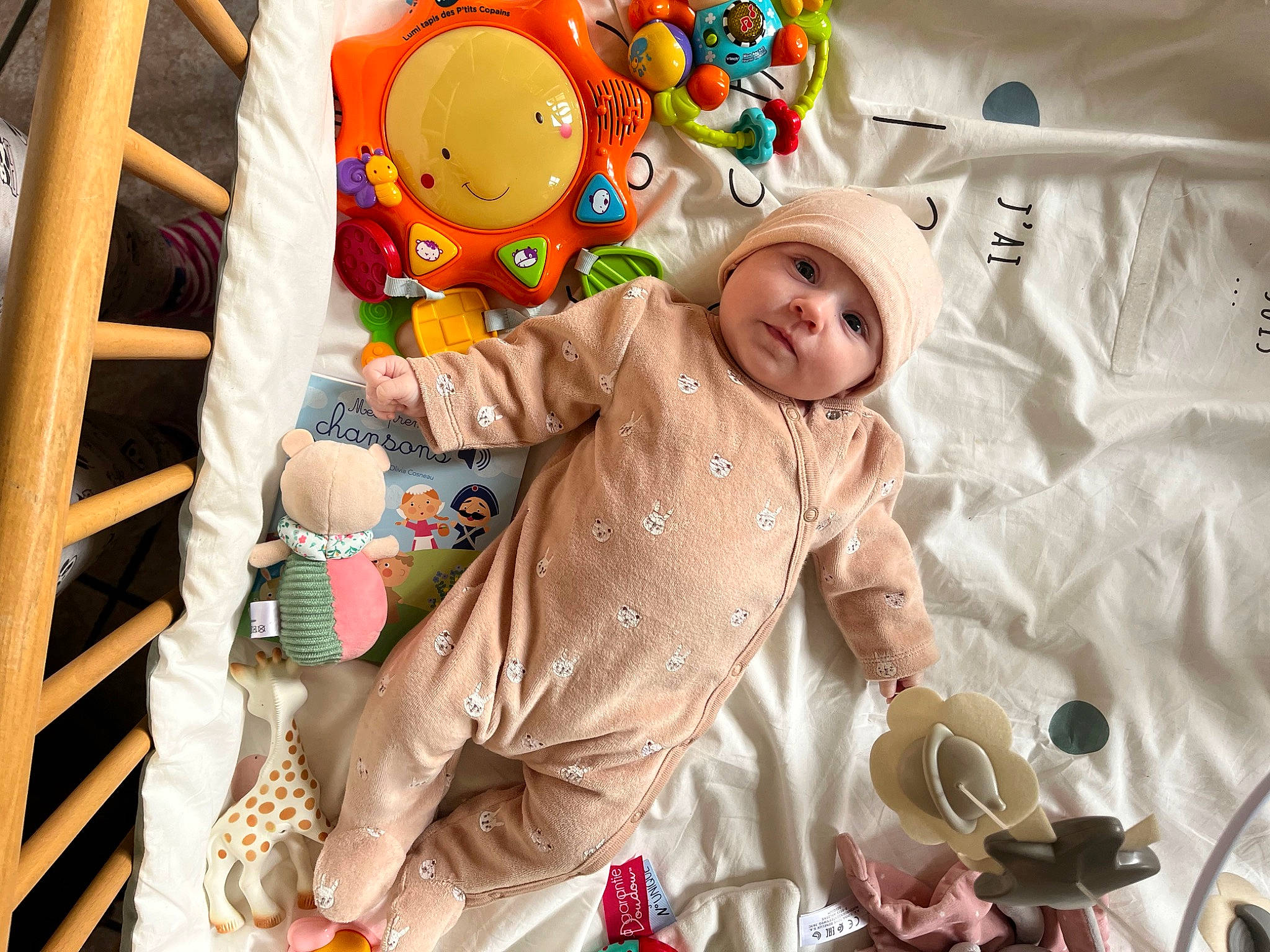 Alix participe au concours pour gagner de l'argent avec cette photo : baby, child, costume, event, fun, happy, hat, headwear, linens, party_supply, pattern, peach, person, room, sleeve, smile, sun_hat, toddler, visual_arts