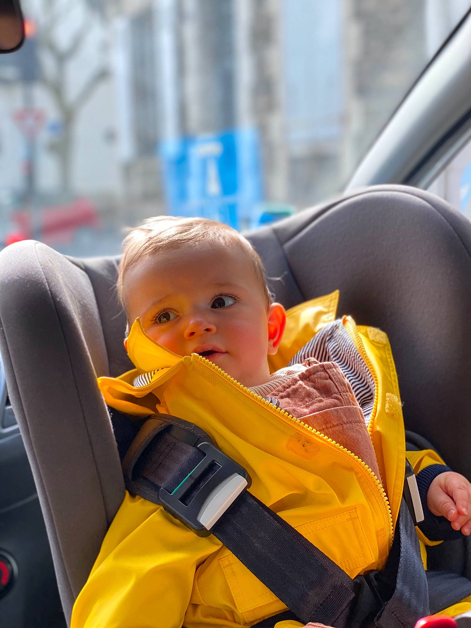 Marius participe au concours pour gagner de l'argent avec cette photo : auto_part, automotive_design, baby, baby_carriage, baby_in_car_seat, baby_products, car_seat, car_seat_cover, child, comfort, motor_vehicle, orange, passenger, person, personal_protective_equipment, seat_belt, toddler, travel, vehicle, vehicle_door