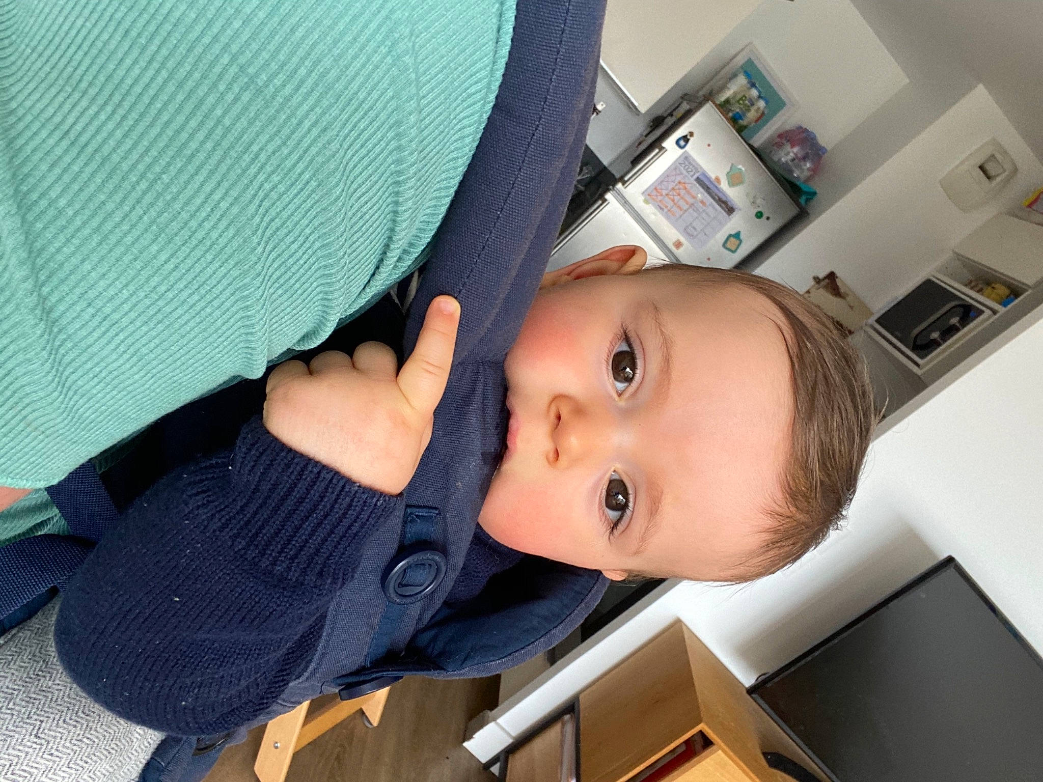 Marius participe au concours pour gagner de l'argent avec cette photo : baby, baby_products, baby_safety, baby_toddler_clothing, car_seat, cheek, child, comfort, eye, eyelash, fashion_accessory, fun, nose, person, room, shelf, smile, thumb, toddler, wood