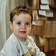 Noah a rejoint le concours — aidez-le/la à gagner de superbes lots ! child, toddler, smiling, face, hair, indoors, curtain, book_pages, background, clothing, portrait, cute, young, person, expression, light, soft, happy, casual, decor