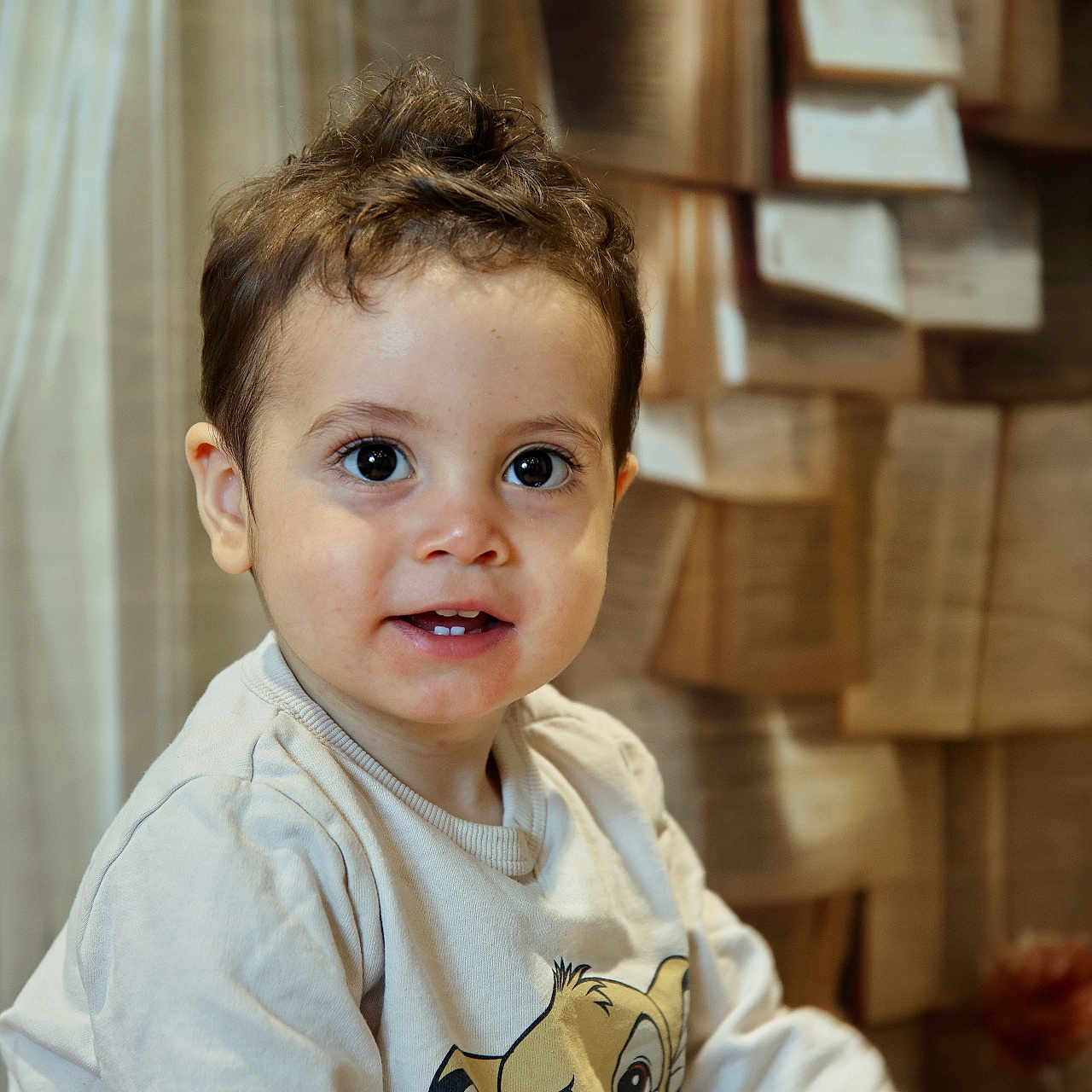 Noah a rejoint le concours — aidez-le/la à gagner de superbes lots ! child, toddler, smiling, face, hair, indoors, curtain, book_pages, background, clothing, portrait, cute, young, person, expression, light, soft, happy, casual, decor