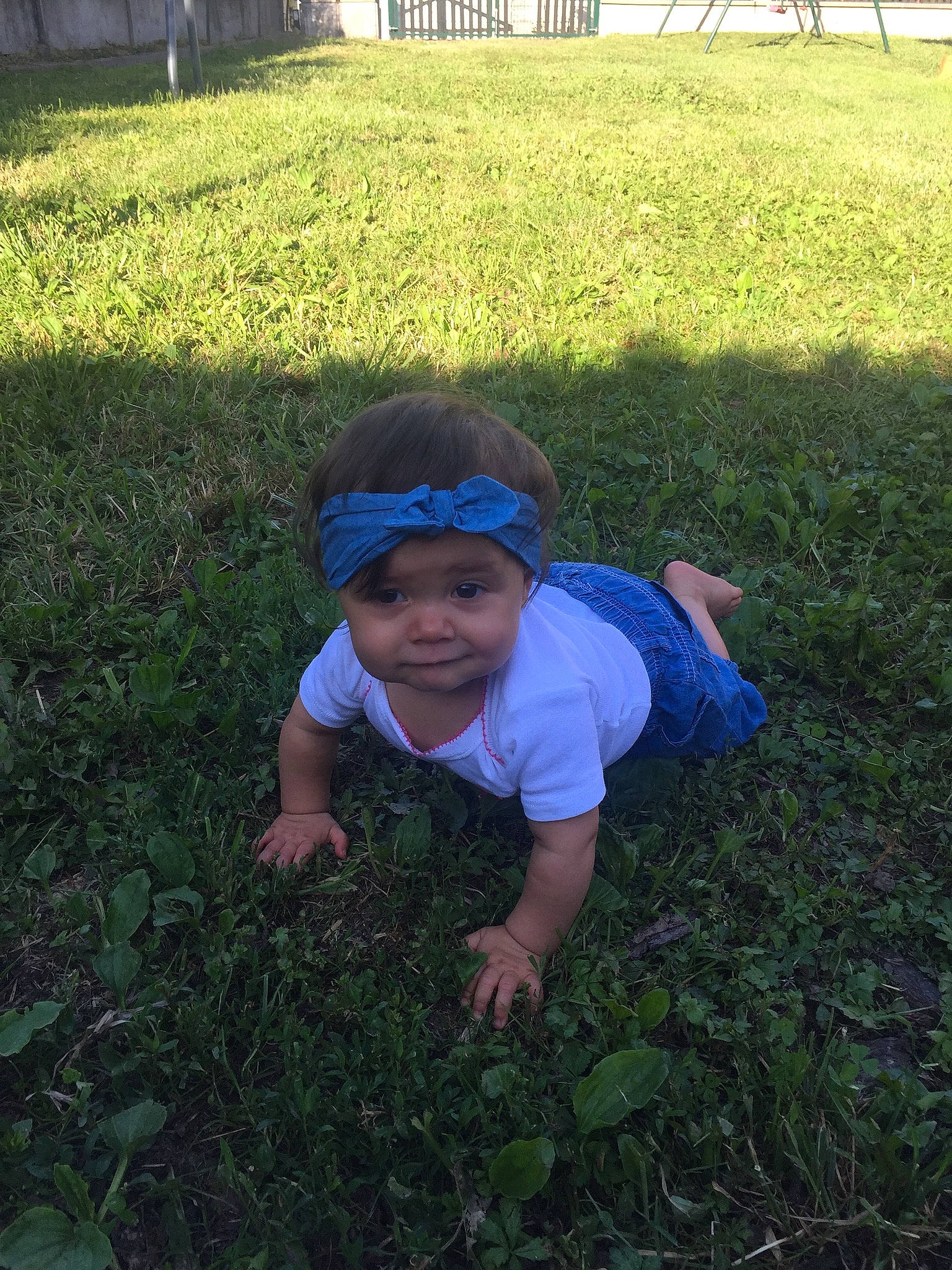 Enola a rejoint le concours — aidez-le/la à gagner de superbes lots ! child, day, fun, garden, girl, grass, grass_family, green, headwear, lawn, leaf, male, meadow, person, plant, play, shrub, soil, summer, toddler