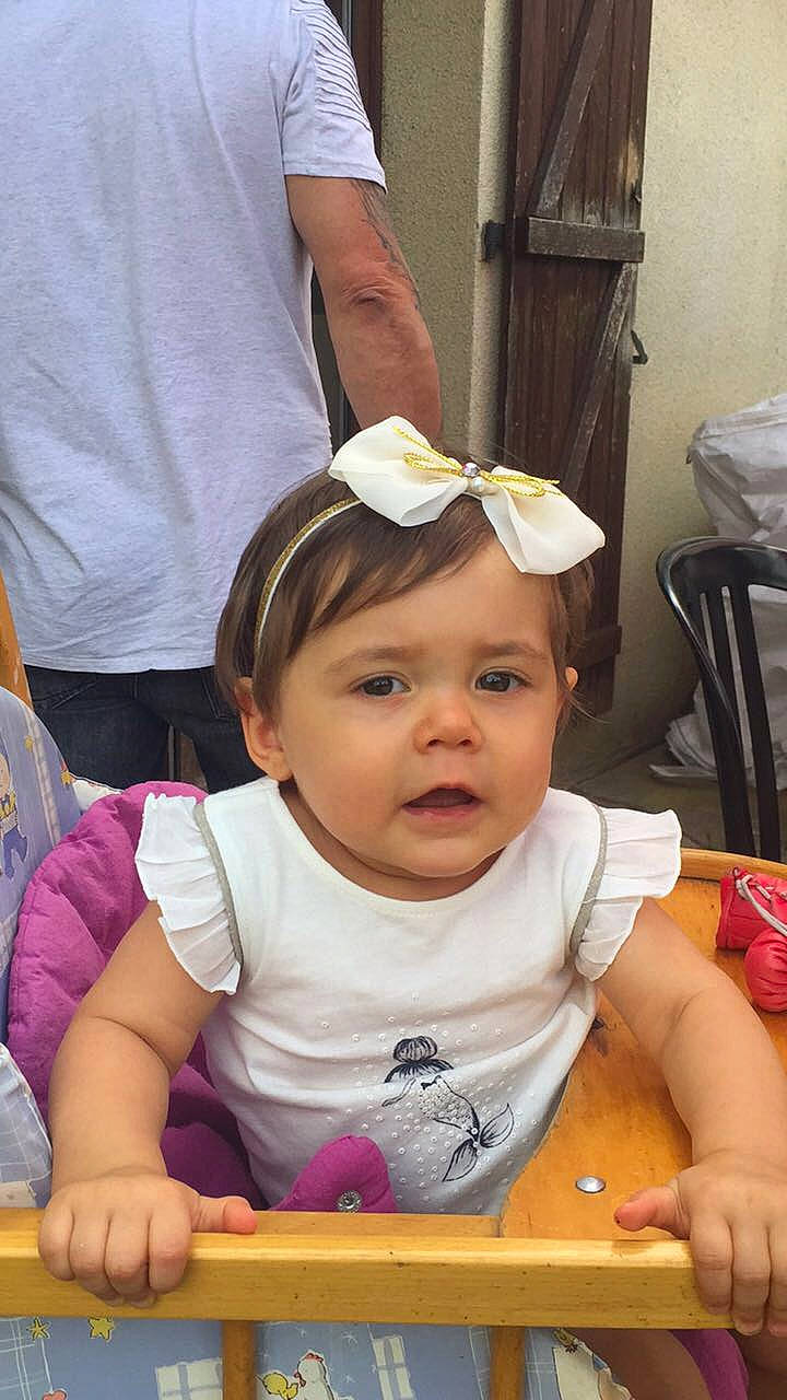 Enola a rejoint le concours — aidez-le/la à gagner de superbes lots ! child, ear, fun, girl, head, headgear, infant, person, product, sitting, skin, smile, toddler