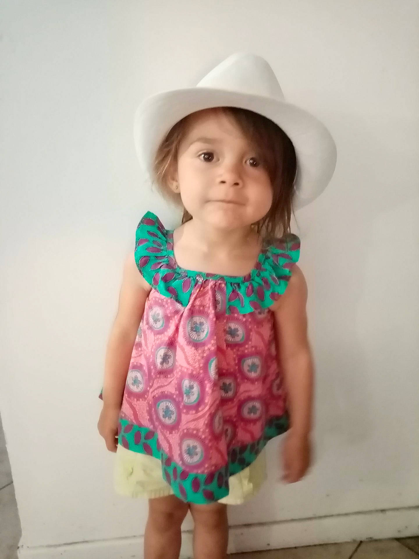 Enola a rejoint le concours — aidez-le/la à gagner de superbes lots ! baby_toddler_clothing, child, child_model, clothing, costume_accessory, cowboy_hat, day_dress, dress, embellishment, fedora, hat, headgear, nightwear, one_piece_garment, pattern, person, product, skin, sun_hat, toddler