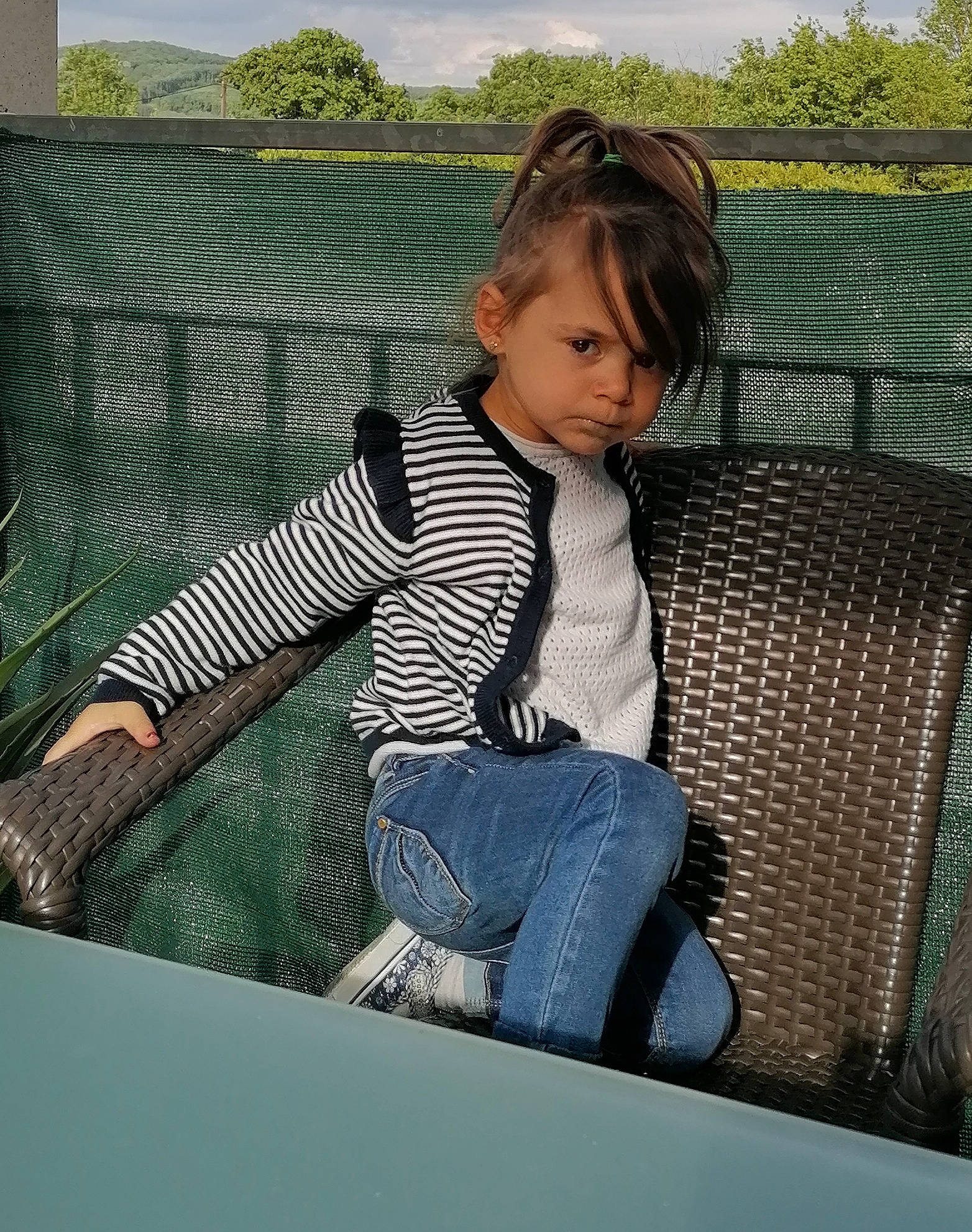 Enola a rejoint le concours — aidez-le/la à gagner de superbes lots ! baby_toddler_clothing, child_model, denim, jeans, overall, person, portrait, portrait_photography, sitting