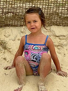 Enola a rejoint le concours — aidez-le/la à gagner de superbes lots ! baby_toddler_clothing, barefoot, beauty, child, finger, foot, fun, head, human_body, leg, mammal, organ, person, photograph, sand, sitting, skin, summer, swimwear, thigh