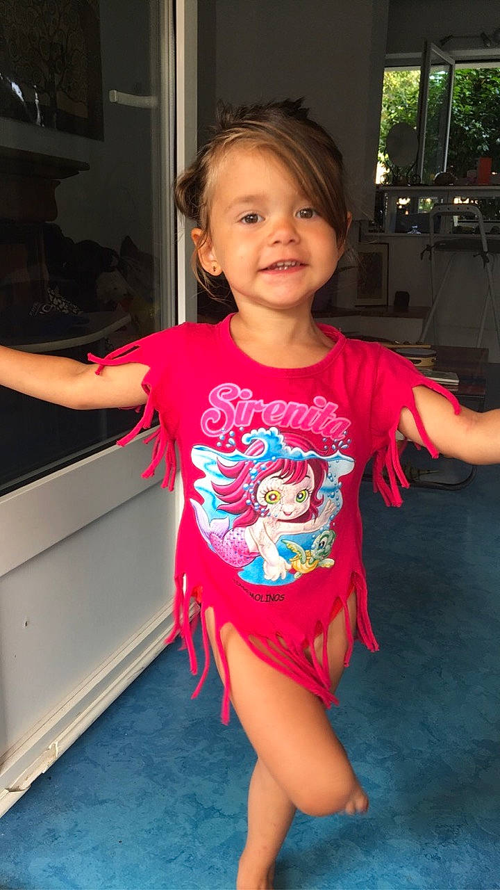 Enola a rejoint le concours — aidez-le/la à gagner de superbes lots ! baby_toddler_clothing, child, day_dress, eye, iris, joy, mouth, person, pink, shelf, summer, toddler