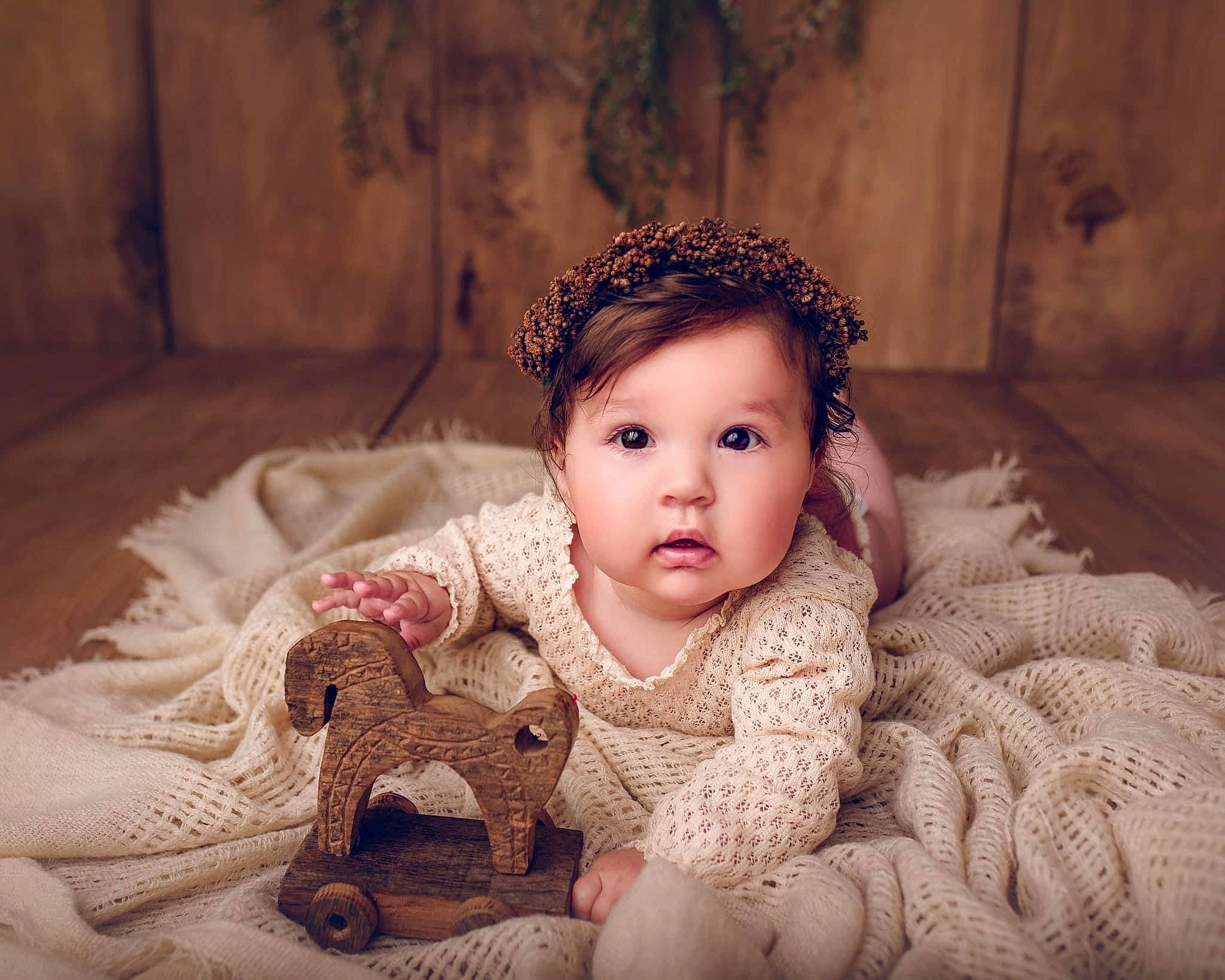 Eva participe au concours pour gagner de l'argent avec cette photo : baby, baby_toddler_clothing, comfort, dress, embellishment, eye, eyelash, face, fawn, flash_photography, flooring, happy, head, headgear, iris, lip, person, skin, sleeve, toddler