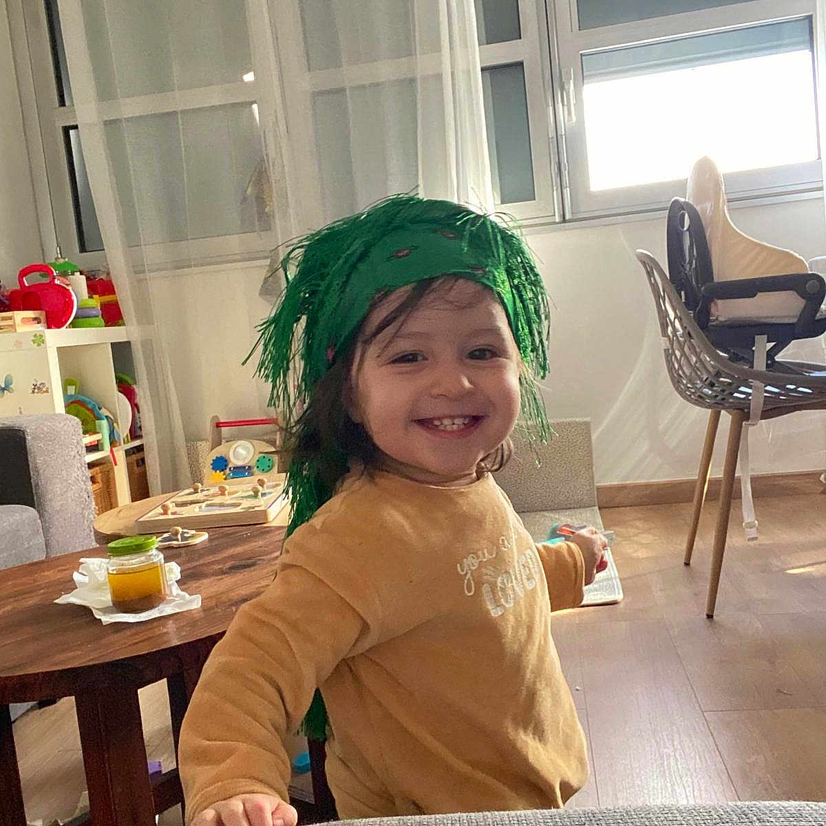 Isia participe au concours pour gagner de l'argent avec cette photo : child, face, female, girl, greenhair, hair, head, person, wig