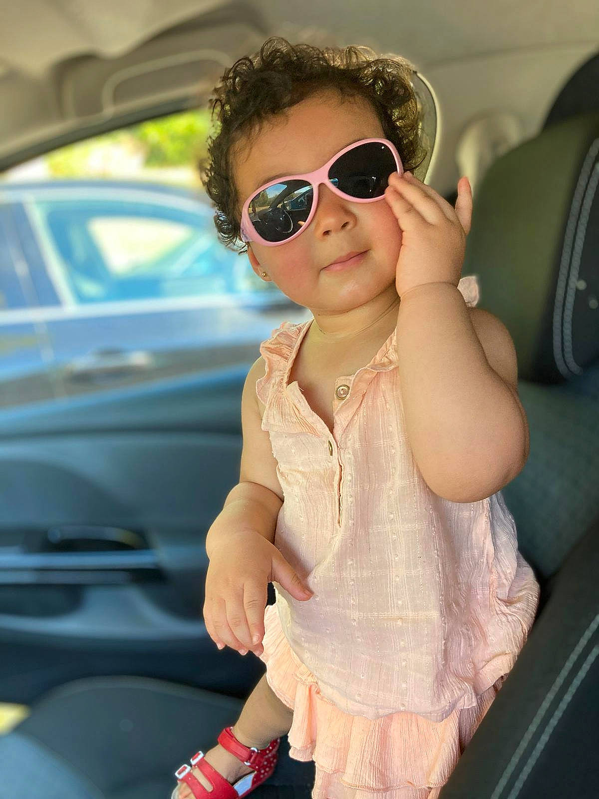 Ines participe au concours pour gagner de l'argent avec cette photo : auto_part, aviator_sunglass, car, child, chin, cool, driving, eyewear, family_car, finger, gesture, glasses, goggles, hand, muscle, person, sunglasses, toddler, vacation, vehicle