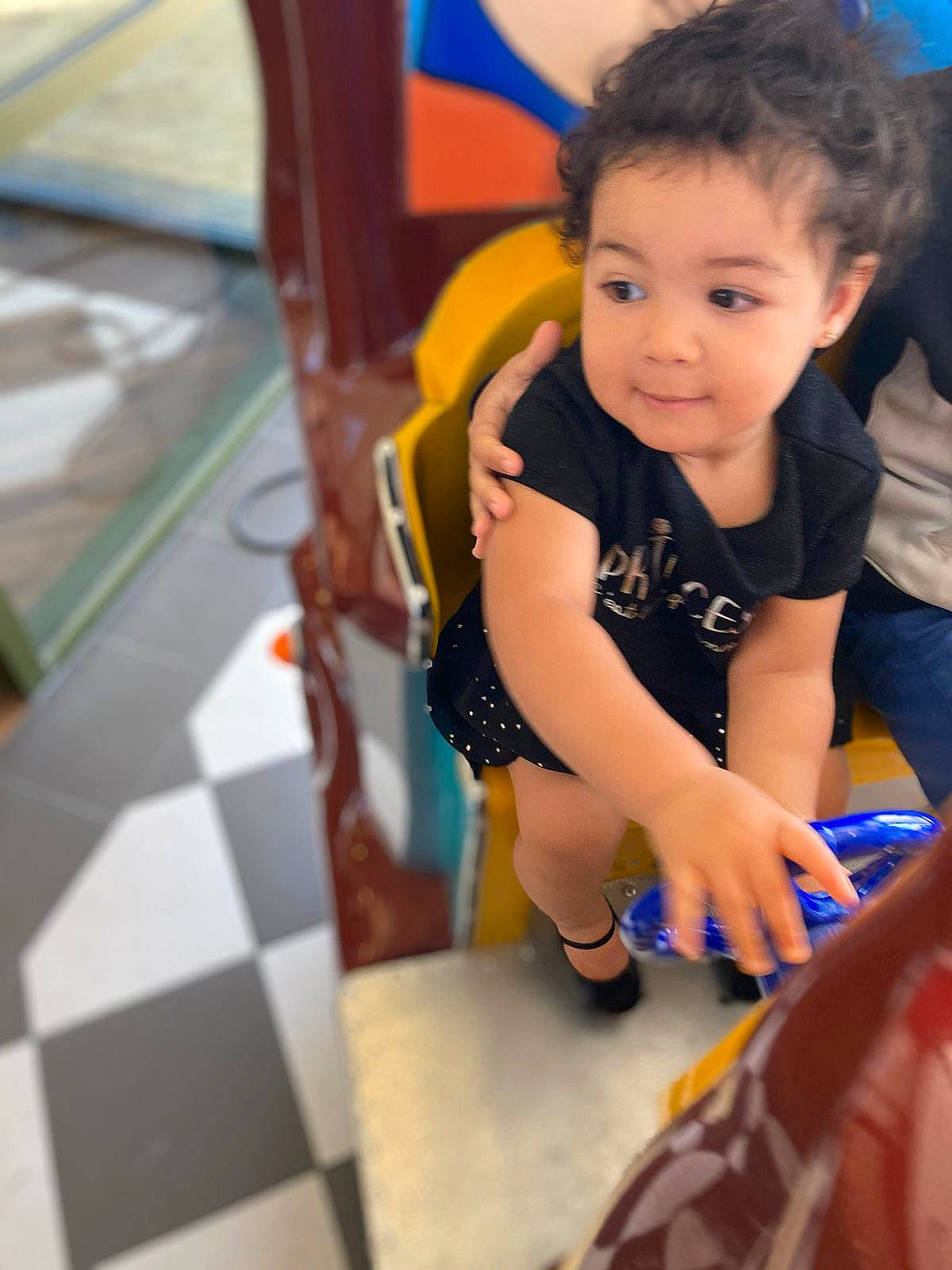 Ines participe au concours pour gagner de l'argent avec cette photo : baby, child, fun, leg, leisure, person, play, smile, toddler, vacation