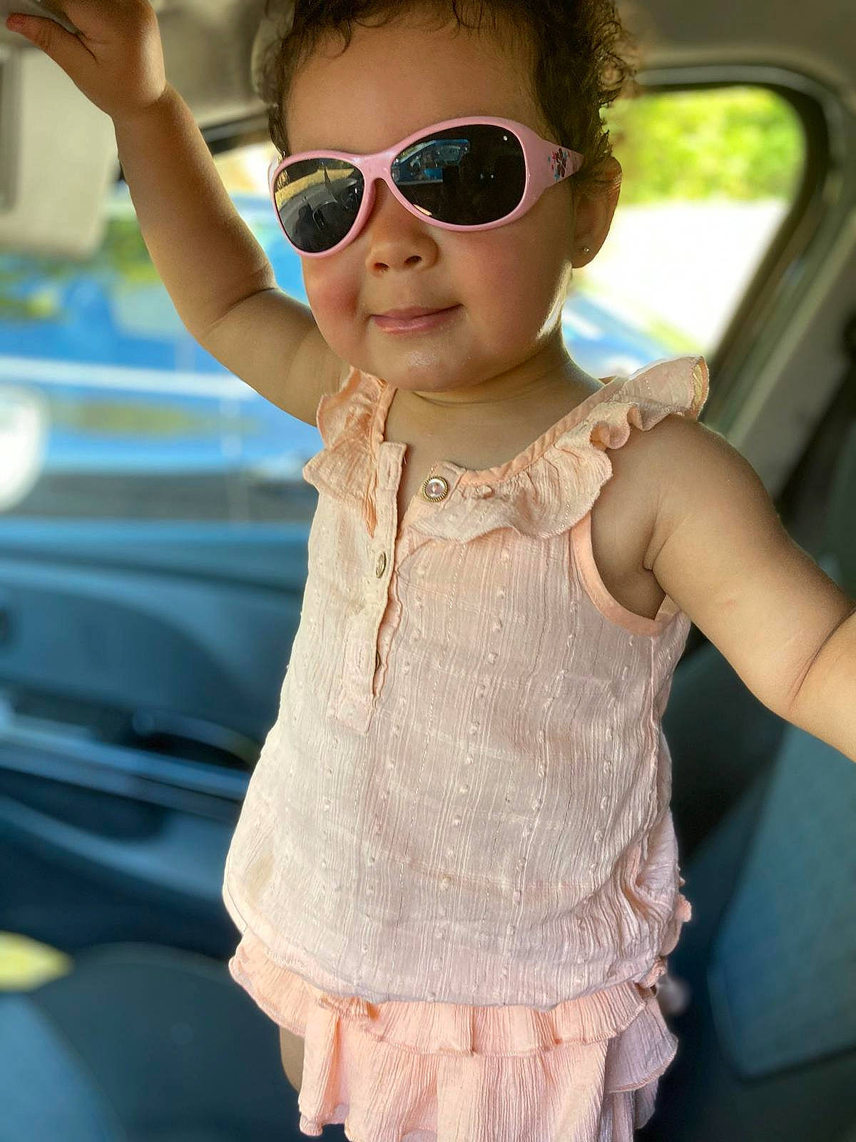 Ines participe au concours pour gagner de l'argent avec cette photo : beauty, child, cool, dress, eyewear, fashion, glasses, hand, lace, neck, outerwear, person, pink, ruffle, skin, summer, sunglasses, textile, toddler, vision_care